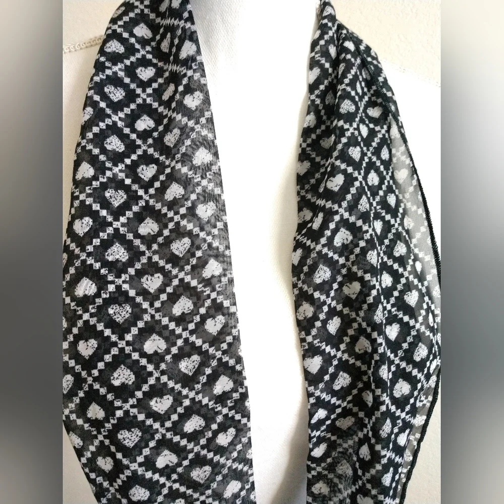 Black White Geometric Hearts Narrow Infinity Scarf Circle Loop